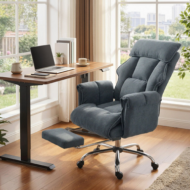 Офісний крісло з регулюванням висоти, поворотне з підтримкою попереку, підставкою для ніг, обтягнуте штучним хутром (штучним овчім), розміром 80 x 80 x 106-114 см, темно-сірого кольору.