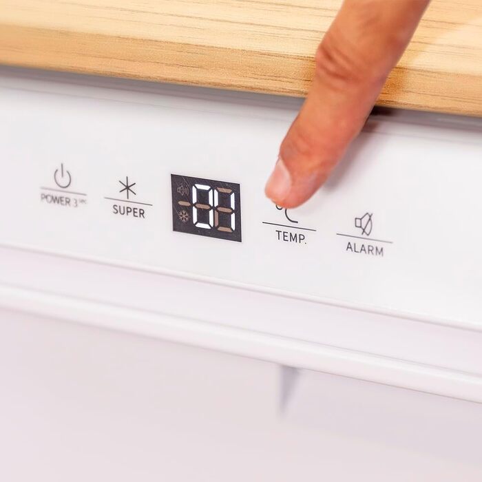 Міні-холодильник Cecotec Bolero CoolMarket TT 107: 121 л, вбудований, чорний, регулювання температури, відсік для овочів, морозильна камера