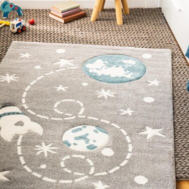 Килимок Qiyano для дитячої кімнати Ігровий килимок з космічною ракетою та зірками Ігровий килимок контурне вирізання 3-D оптики, мотив ракета, колір сірий, розмір 80 х 150 см 80 х 150 см Grau100