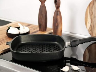 Сковорода квадратна AMT Gastroguss 28x28 см, алюмінієва, з антипригарним покриттям Lotan, BBQ-дно, знімна ручка, для індукції