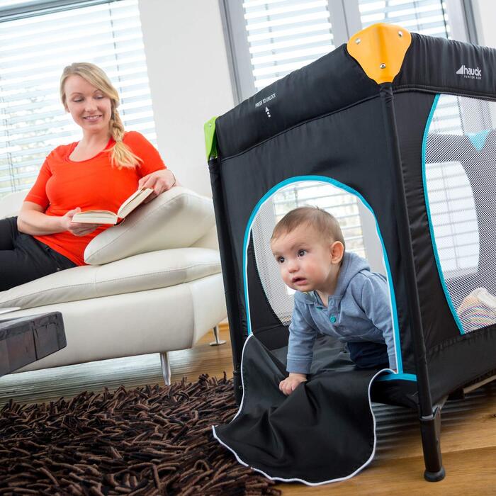 Дитяче дорожнє ліжечко Hauck Sleep N Play Go Plus з колесами, сумкою для транспортування, люком для ігор, компактне складання, для немовлят і дітей до 15 кг, мультиколор чорний