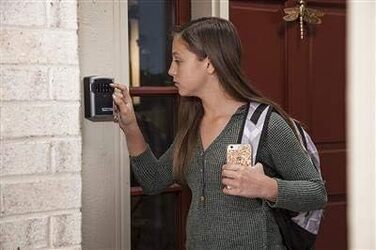 Розумний сейф для ключів Master Lock Smart Connected з Bluetooth та кодовим замком, настінний вуличний кейс з військовим шифруванням, 12.7 x 8.3 x 5.9 см