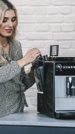 Кавомашина Melitta Latticia OT з автоматичним капучинатором, вбудованим млинком, для приготування кави та капучино, сріблясто-чорна