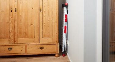 Сушарка для білизни Vileda Infinity Flex Plus, розсувна до 2 м, 30 м трос, високі крила XXL, тримачі для дрібних речей, еко-упаковка, біло-чорно-червона