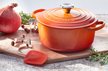Каструля/жаровня з кришкою 24 см, помаранчева Signature Le Creuset