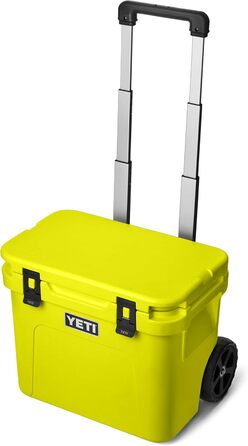 Чорний ящик YETI Roadie 32 на колесах, ізольований (жовтий Firefly)