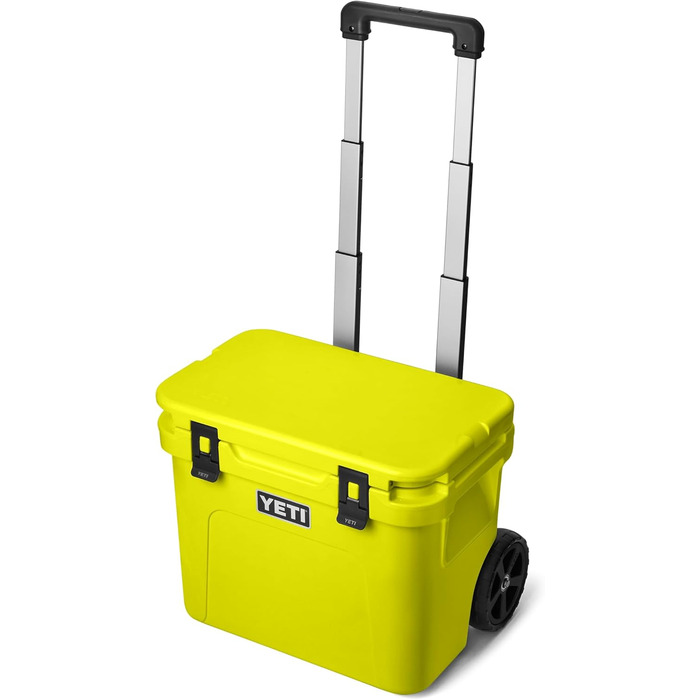 Чорний ящик YETI Roadie 32 на колесах, ізольований (жовтий Firefly)