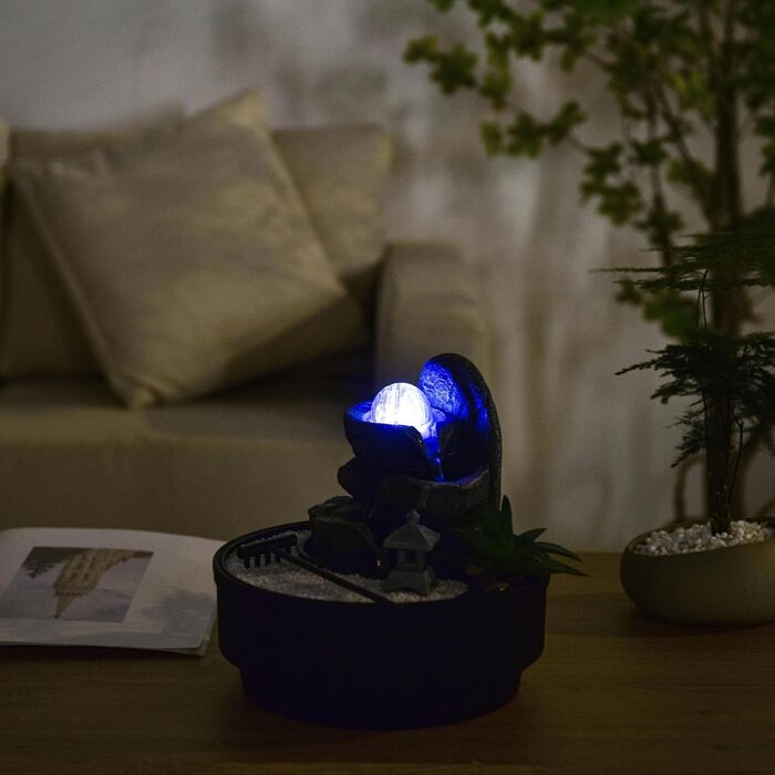 Садовий фонтан Zen з обертовою скляною кулею, LED підсвіткою, білим піском, закритою циркуляцією води, 21 см, Bogota Zen'Light – декор для дому та саду