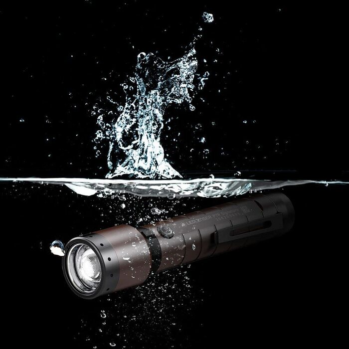Ліхтарик Ledlenser P7R Signature LED з червоним світлом, акумулятором 21700, водонепроникний IP68, 2000 люмен, фокусування, дальність 330 м, із зарядкою та чохлом