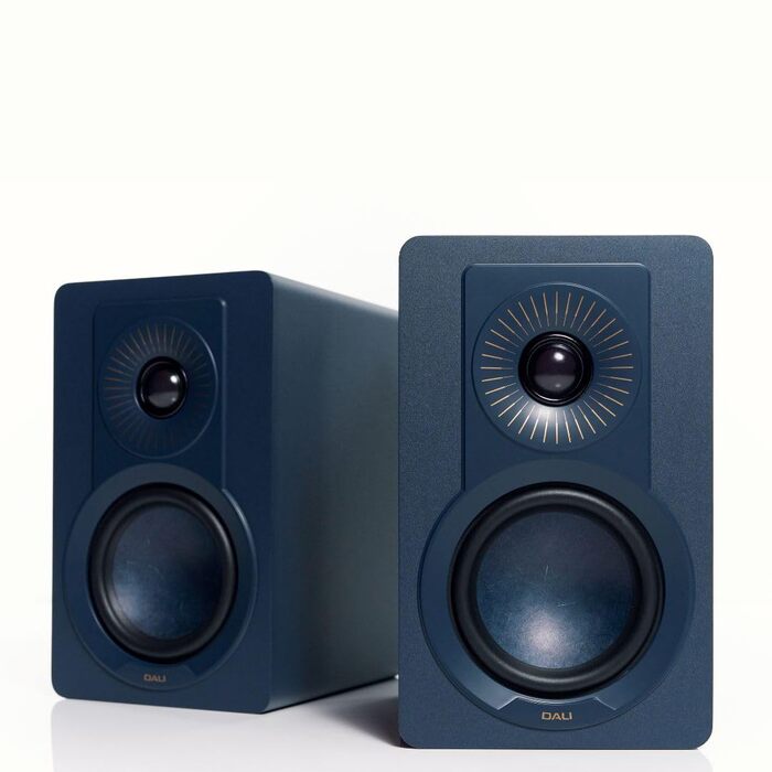 DALI KUPID Premium: Компактні поличні Hi-Fi колонки (пара) – карамельно-білі з блакитним акцентом, з кріпленням на стіну