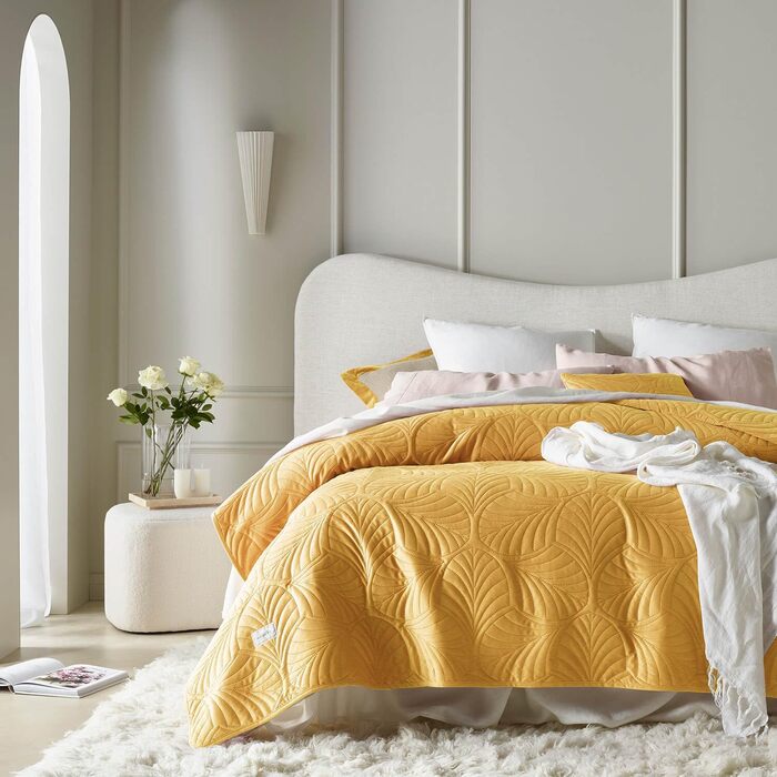 Покривало ROOM99 Feel Elegante з оксамиту, гірчичне, 240x260 см – універсальна стьобана накидка на ліжко або диван, стильне декоративне покривало для спальні та вітальні