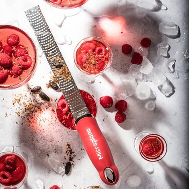 Терка Microplane Zester гранатово-червона для цитрусових, пармезану, імбиру, шоколаду та мускатного горіха, нержавіюча сталь, 325x35x30 мм, вироблено в США