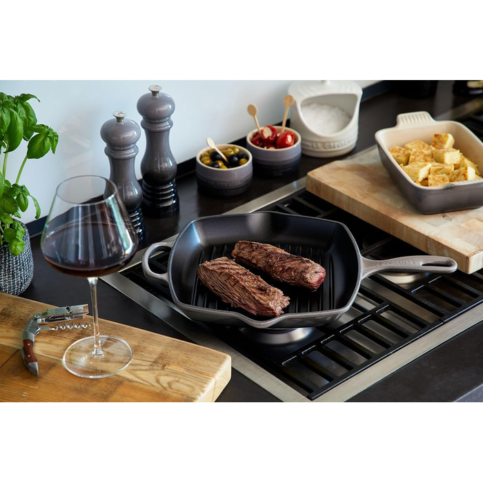 Сковорода-гриль LE CREUSET Signature з чавуну, квадратна, 26 см, для всіх типів плит (включно з індукційними), 2,86 кг, колір: рудо-червоний (Flint)