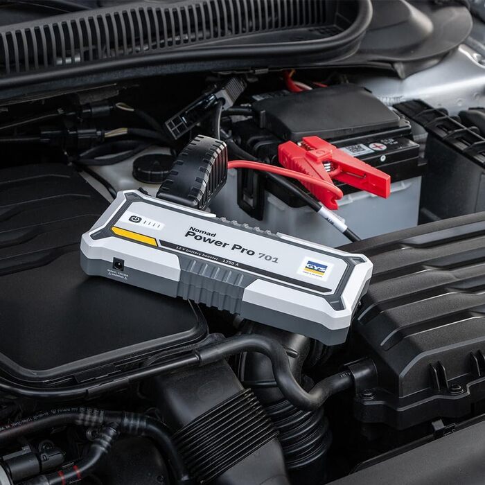 Бустер-стартер GYS Nomad Power Pro 701 літієвий 2000А для авто та мотоциклів 12В, з PowerBank 6Ah, LCD-дисплеєм та LED-ліхтарем