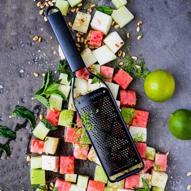 Терка кухонна Microplane Fein з нержавіючої сталі, Made in USA, для пармезану, цитрусових, часнику, чилі та твердих спецій, серія Black Sheep, чорна, тонка леза