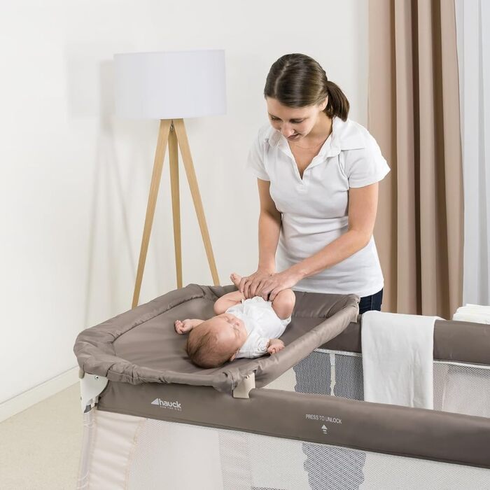 Дитяче туристичне ліжечко Hauck Babycenter Zoo з вкладкою для новонароджених, пеленальним столиком, ігровою дугою з музикою, поличкою для речей, колесами, матрацом і сумкою, регульоване по висоті, складане