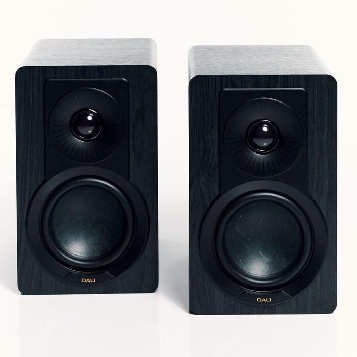 DALI KUPID Premium поличні Hi-Fi колонки (пара) – карамельно-білі. 2-смугові, 4.5