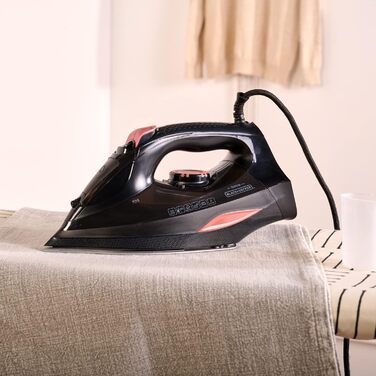 Парова праска BLACK+DECKER BXIR3000E, 3000 Вт, керамічна підошва, 200 г/хв пар, 45 г/хв постійний пар, подвійний захист від накипу, функція розпилення, вертикальне дезінфікування, резервуар 420 мл, червона