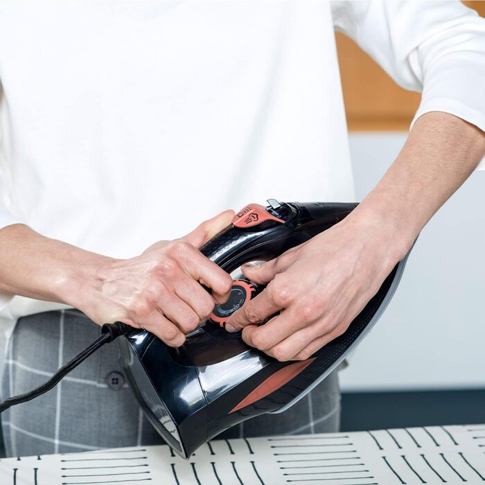 Парова праска BLACK+DECKER BXIR3000E, 3000 Вт, керамічна підошва, 200 г/хв пар, 45 г/хв постійний пар, подвійний захист від накипу, функція розпилення, вертикальне дезінфікування, резервуар 420 мл, червона