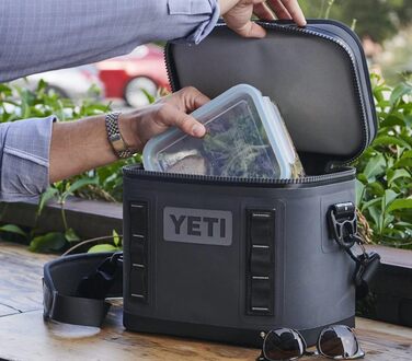 Чорний рюкзак-холодильник YETI Hopper Flip 8 (Rescue Red)