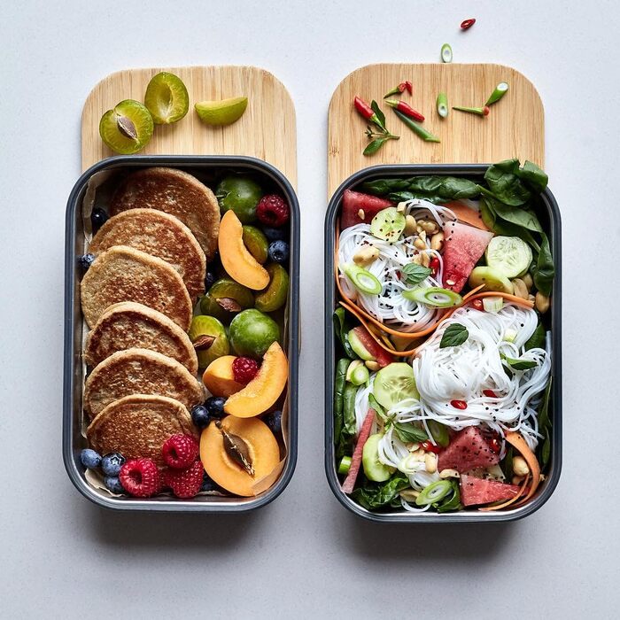 Сталевий ланчбокс Black + Blum Bento Box з бамбуковою кришкою-дошкою, силіконовим роздільником та ремінцем, 1.25 л, Olive