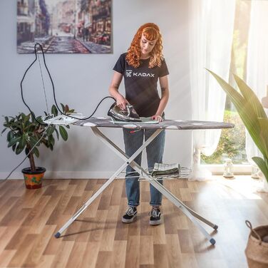 Складна прасувальна дошка KADAX 120x38 см з розеткою, регулюванням висоти, антиковзкими ніжками та підставкою для праски, у клітинку