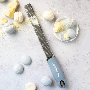 Терка Microplane Zester для цитрусових, пармезану, імбиру, шоколаду та мускатного горіха, з тонкою лезом з нержавіючої сталі, синя, 325x35x30 мм, вироблено в США