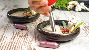 Сифон для збивання вершків iSi Gourmet Whip Plus 500 мл з нержавіючої сталі, для вершків, соусів, супів, еспум і десертів, сумісний з капсулами iSi