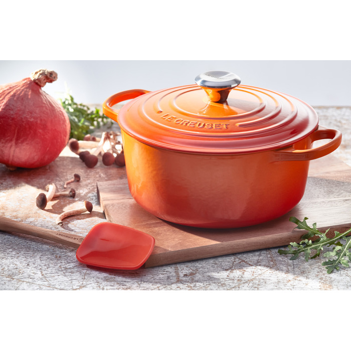 Каструля/жаровня з кришкою 24 см, помаранчева Signature Le Creuset