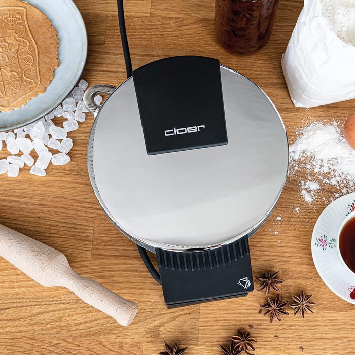 Електрична вафельниця Cloer 285EF з гербом Остфрізланду, для тонких хрустких вафель, 800 Вт, антипригарна хромована поверхня 15 см, регулювання ступеня підсмажування