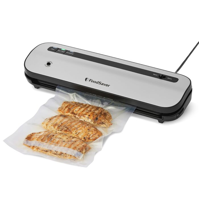 Вакууматор для продуктів Foodsaver FFS005X з вбудованим відсіком для рулонів, різаком та режимом для делікатних продуктів, комплект вакуумних пакетів
