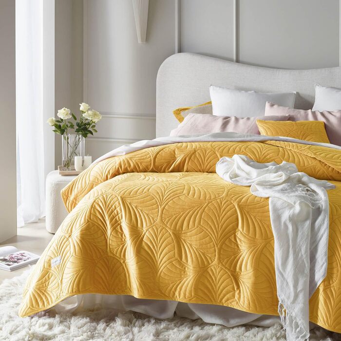 Покривало ROOM99 Feel Elegante з оксамиту, гірчичне, 240x260 см – універсальна стьобана накидка на ліжко або диван, стильне декоративне покривало для спальні та вітальні
