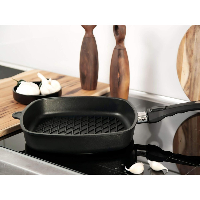 Сковорода квадратна AMT Gastroguss 28x28 см, алюмінієва, з антипригарним покриттям Lotan, BBQ-дно, знімна ручка, для індукції
