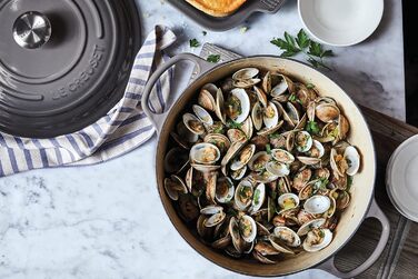 Чавунна каструля-брятер Le Creuset Signature з кришкою, кругла, 26 см, 5,3 л, для всіх плит та індукції, колір Flint