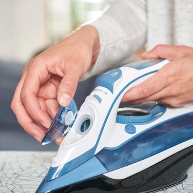 Парова праска BLACK+DECKER BXIR2402E, 2400 Вт, 370 мл, пластик, синя/зелена